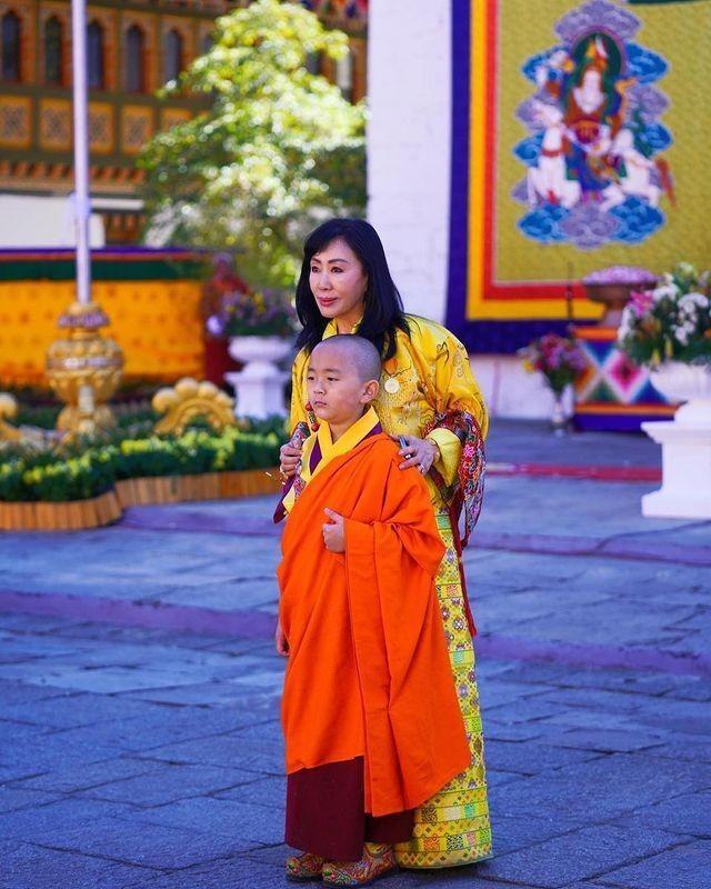 不丹老国王好福气：娶4位亲姐妹为妻，4位王母凤眼迷人比佩玛还美