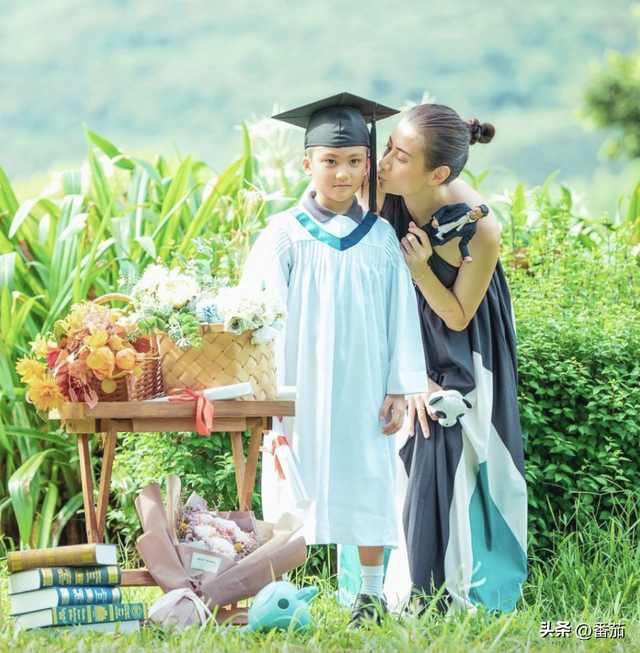 黄伊汶暑假送儿子到深圳军训，8岁儿子日晒雨淋，出营后当场痛哭