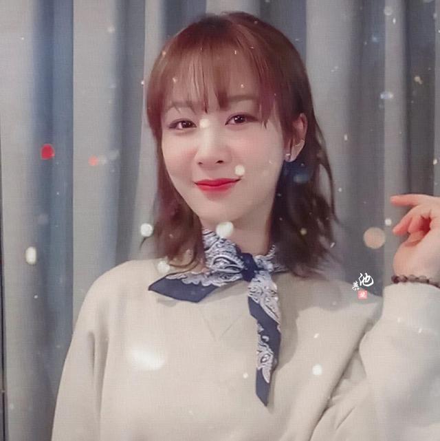 杨紫30岁生日晒出14张照片庆生，脸长山根粗壮，网友热议撞脸那英