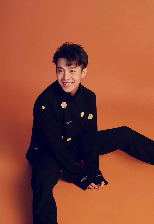 马闻远现代装穿搭也超有范，女婿真的很有魅力，休闲青春，很帅气