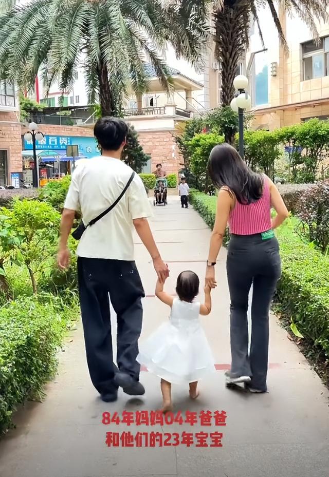 19岁小伙恋上39岁单亲妈妈,将女友宠成宝,还没结婚都怀上二胎了