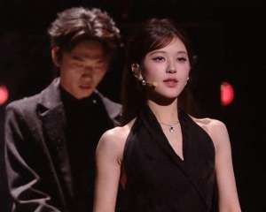 王霏霏(北京这一夜，鞠婧祎再现半永久妆容，王霏霏脸微肿，潘玮柏发福)