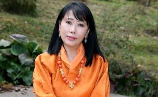 不丹老国王好福气：娶4位亲姐妹为妻，4位王母凤眼迷人比佩玛还美