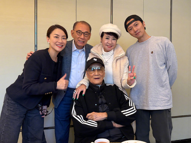 霍汶希晒与谢霆锋一家合影,88岁谢贤及狄波拉罕见亮相