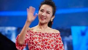 韩红和管彤婚纱照(她曾红过董卿，却选择了回归家庭，现在52岁的管彤生活太幸福)