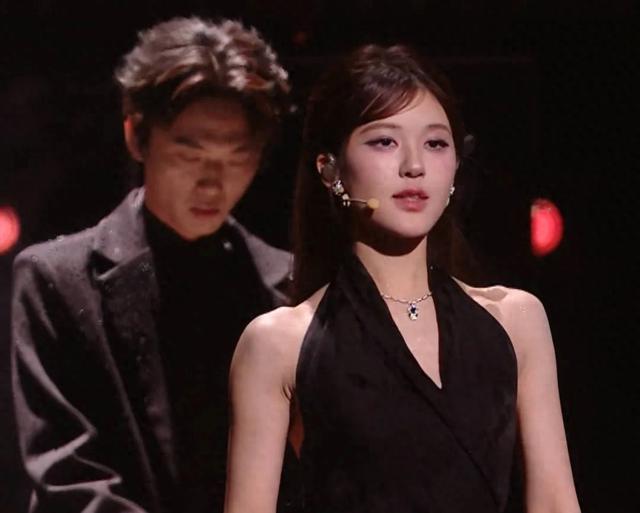 北京这一夜，鞠婧祎再现半永久妆容，王霏霏脸微肿，潘玮柏发福