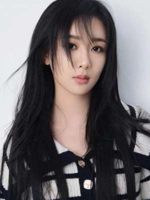 杨紫今年几岁(杨紫30岁生日晒出14张照片庆生，脸长山根粗壮，网友热议撞脸那英)