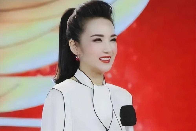她曾红过董卿，却选择了回归家庭，现在52岁的管彤生活太幸福
