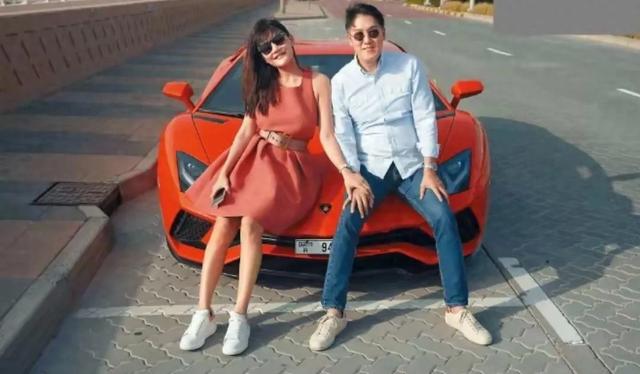 34岁女网红甘当小三，金主是66岁富豪，餐厅内激吻被拍，身材火辣