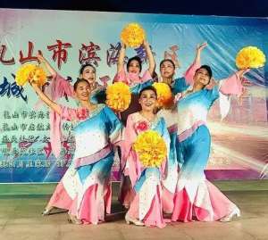 卓姿(乳山滨海新区（银滩旅游度假区）卓姿舞蹈队：衣袂飘飘 舞出绚丽多彩人生)
