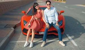 东周刊(34岁女网红甘当小三，金主是66岁富豪，餐厅内激吻被拍，身材火辣)