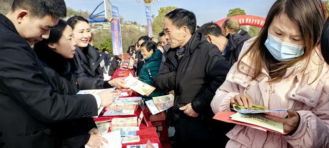 旬阳农商银行助力“春风行动”护航就业路
