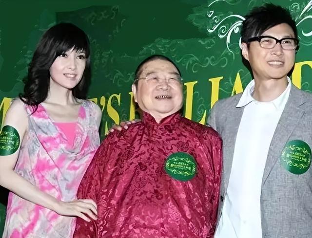 倪震丧父后首露面，与张达明喝啤酒心情好，对方曾患癌身材消瘦