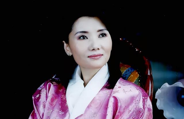 不丹老国王好福气：娶4位亲姐妹为妻，4位王母凤眼迷人比佩玛还美