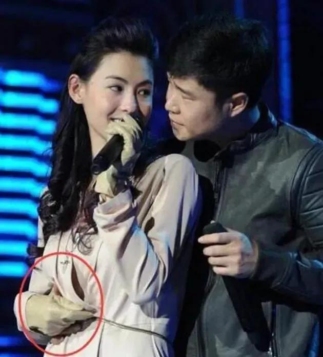 张柏芝白裙美若天仙,小沈阳却突然“下手”,现场究竟发生了啥?