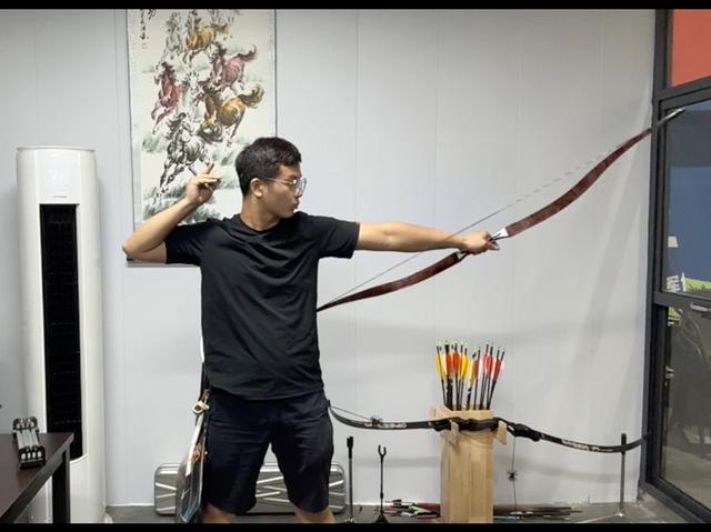 射箭开弓时握弓不稳摇晃，弓箭握弓的正确动作是什么？