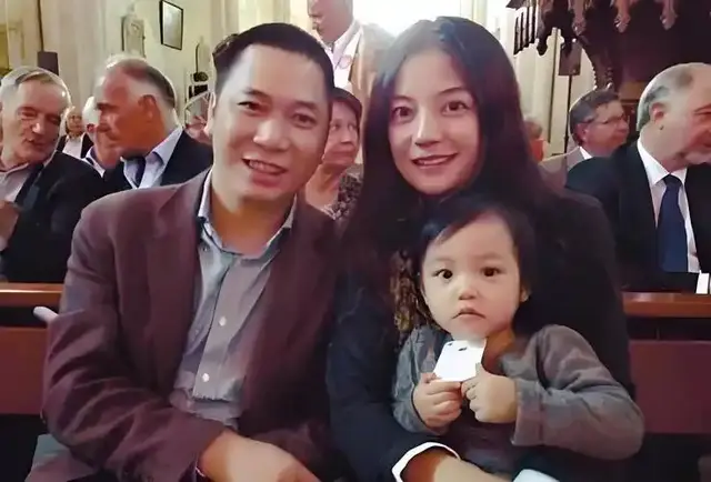 赵薇提交文件揭露前夫谎言，公开离婚日期，黄有龙涉嫌信披违规