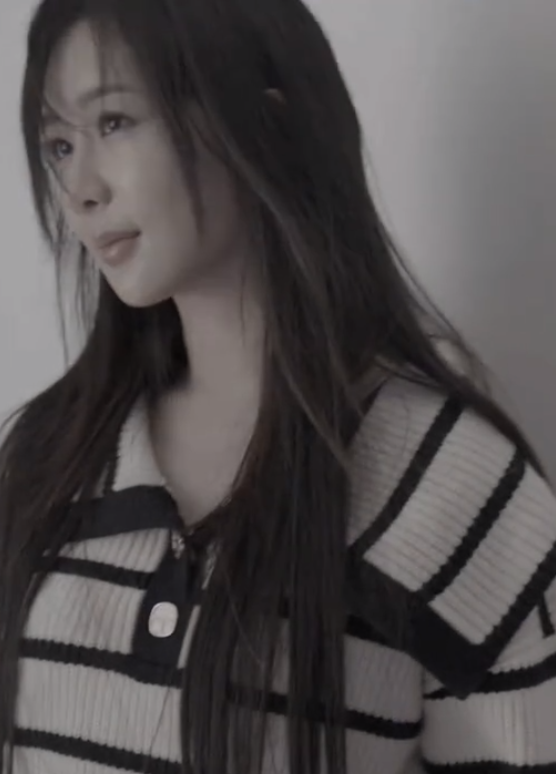 杨紫30岁生日晒出14张照片庆生，脸长山根粗壮，网友热议撞脸那英