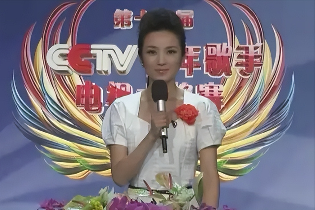 她曾红过董卿，却选择了回归家庭，现在52岁的管彤生活太幸福