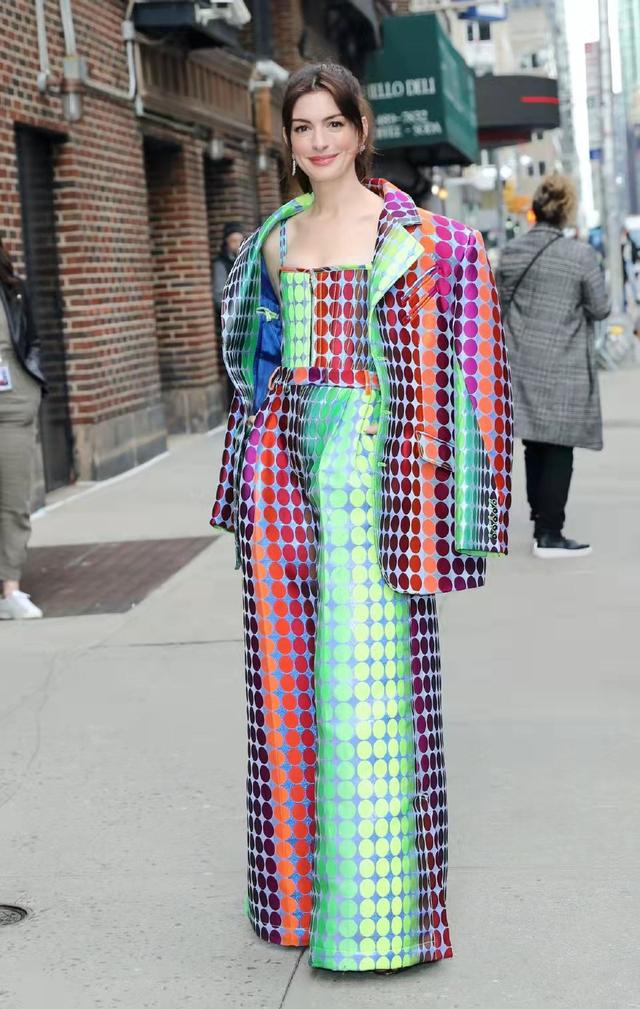 安妮海瑟薇穿吊带秀锁骨，肤白貌美皮肤超好，网友：美得不像人类