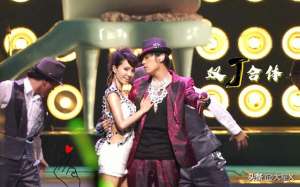 美女露三点(露三点,漆皮衣,42岁的蔡依林错把低俗当成了艺术)