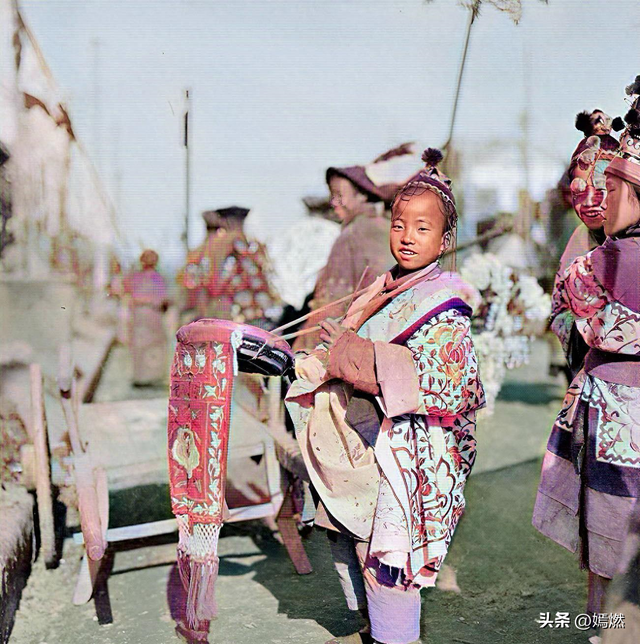 罕见照片：日本女人竟如此开放大胆，女学生脱光衣服全身赤裸上课
