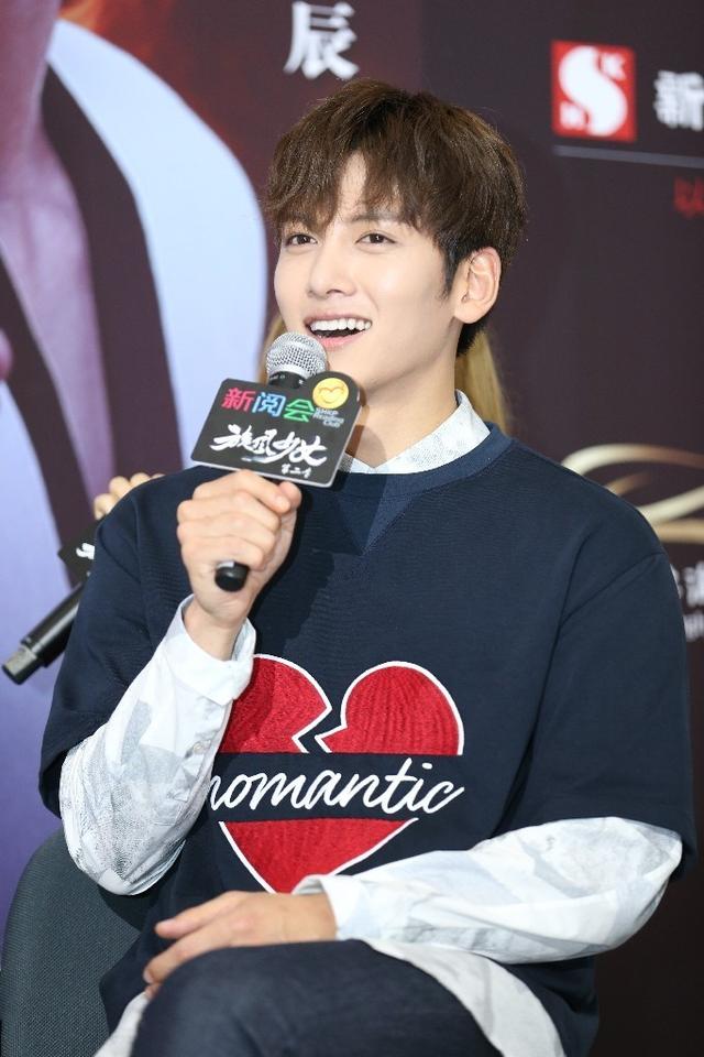 被偶像公主抱是什么滋味?旋风一般的感觉~