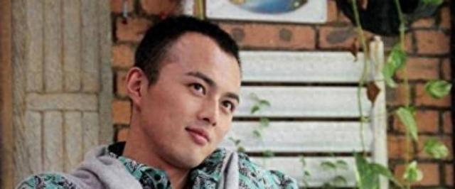 他是蒋欣前男友，也是张佳宁前男友，长得帅演技好，却戏红人不红