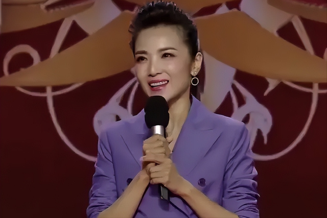 她曾红过董卿，却选择了回归家庭，现在52岁的管彤生活太幸福