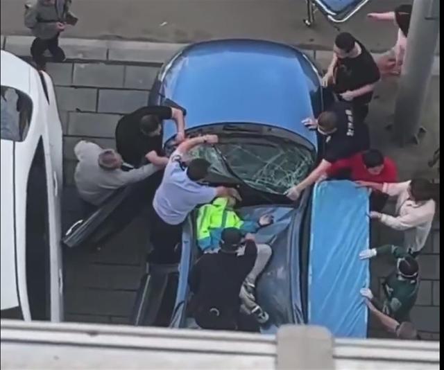 男孩16楼坠下大难不死,医生:砸在轿车上起了缓冲作用