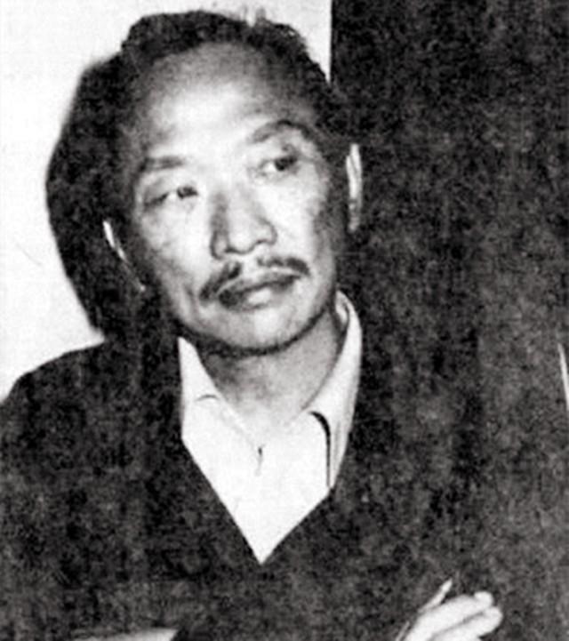 外界评价古龙：“身高156公分，头大如斗，其貌不扬”