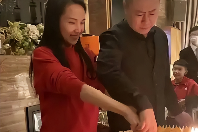 她曾红过董卿，却选择了回归家庭，现在52岁的管彤生活太幸福