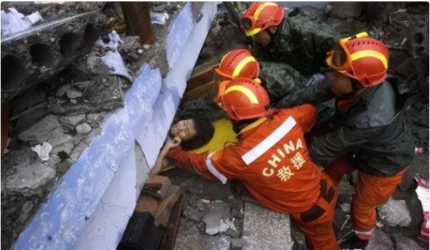 16年前,汶川女警揭衣露乳哺育9婴,归来连升四级,最后结局泪目