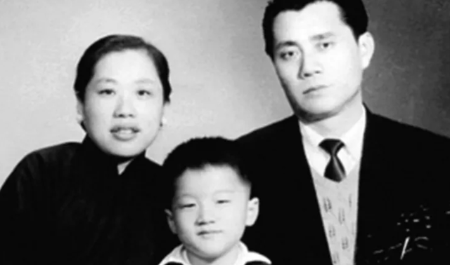 成龙原名陈港生,为何儿子姓房?这其中又有怎样的故事?