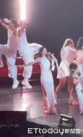 直击/朴春胸前险露点⋯ CL见状「紧抓领口」保护她:现在去后台!