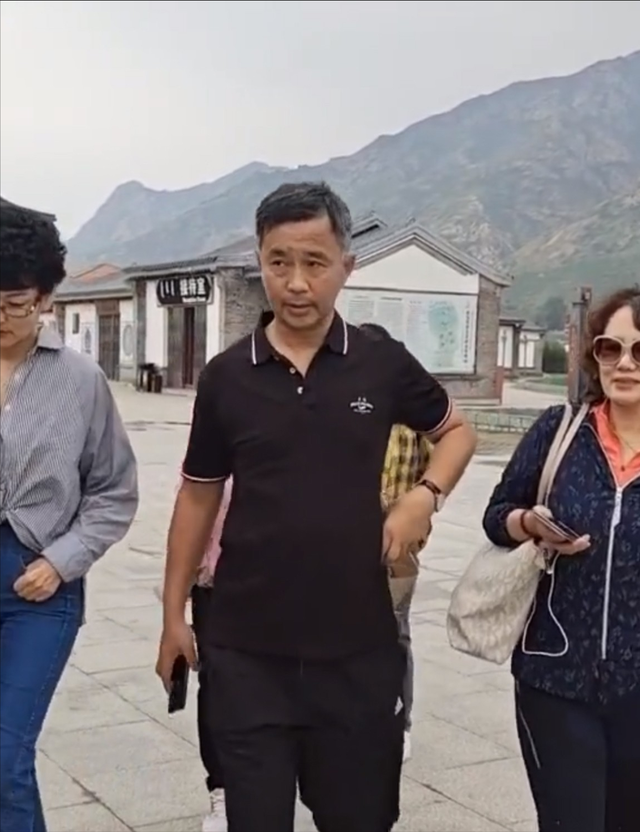 流浪大师沈巍:退网后变身专家,跟女粉丝关系亲密却不承认