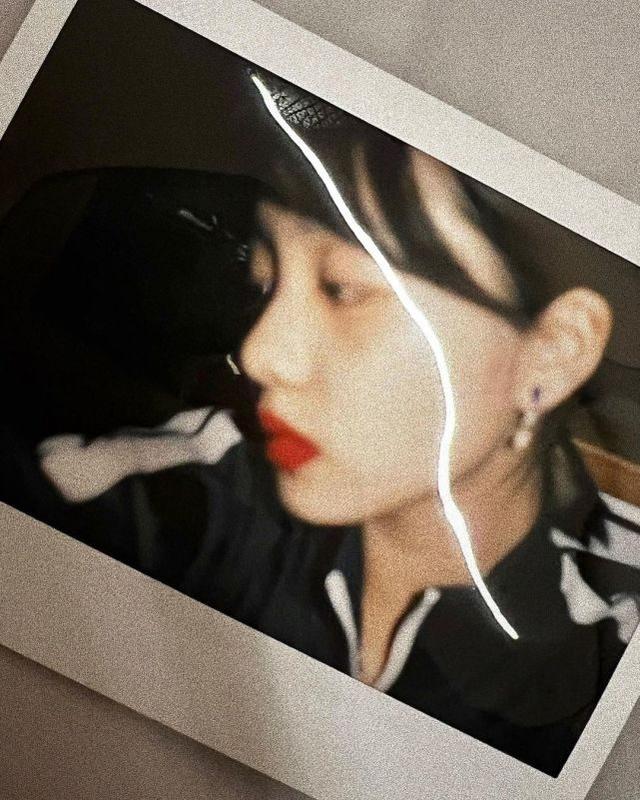 黄多多深夜抹红唇自拍,16岁的她打扮越来越成熟,个性十足