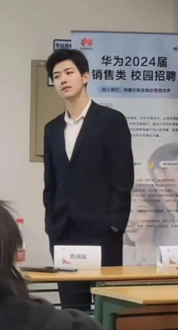 因高颜值出圈的华为HR自曝离职,已开启直播