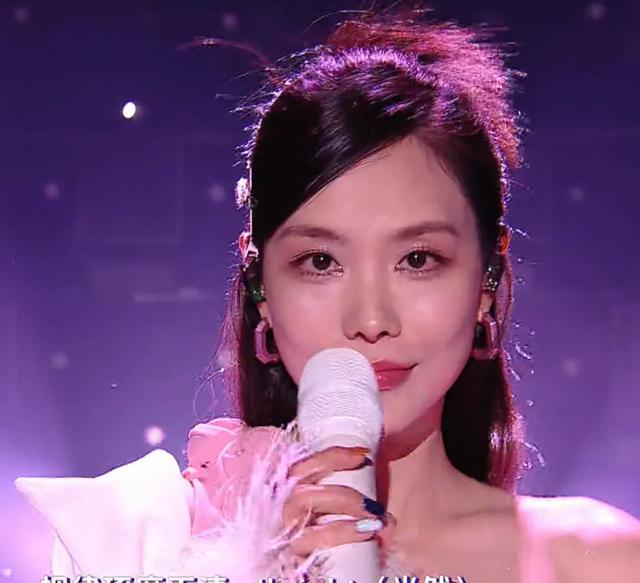 北京这一夜，鞠婧祎再现半永久妆容，王霏霏脸微肿，潘玮柏发福