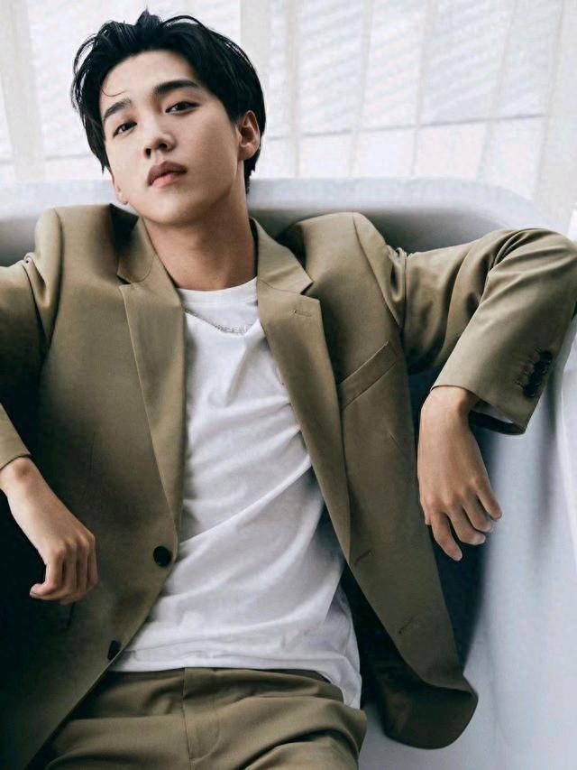 马闻远现代装穿搭也超有范，女婿真的很有魅力，休闲青春，很帅气