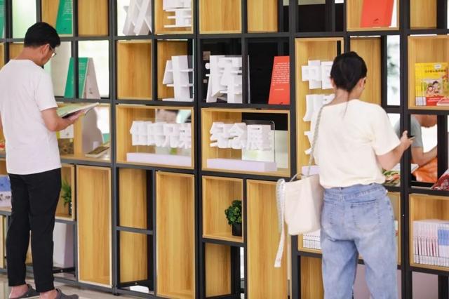 中国儿童文学界有自己的“格林兄弟”,他们的文学之光在浦东图书馆“双璧生辉”