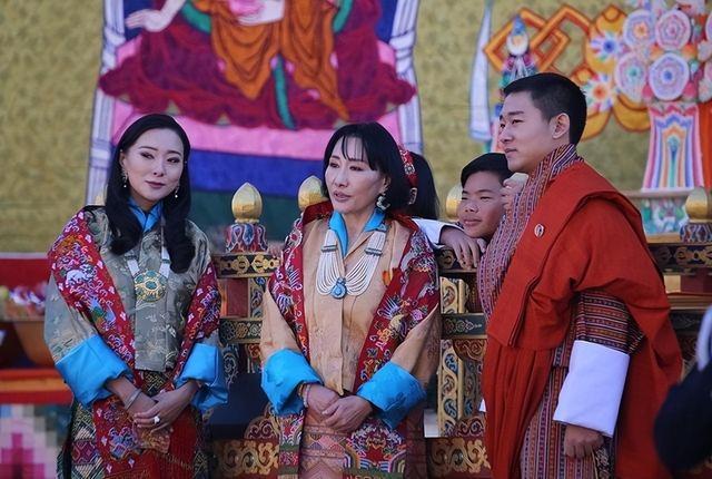 不丹老国王好福气：娶4位亲姐妹为妻，4位王母凤眼迷人比佩玛还美