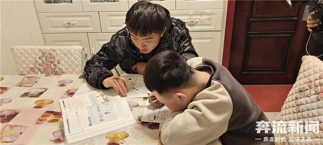 【奔流·对话】两年坚持背同学上学:非亲兄弟却情同手足