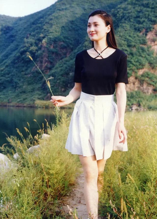 57岁林芳兵近照曝光，越老越有味，不愧最美杨贵妃，已13年未演戏