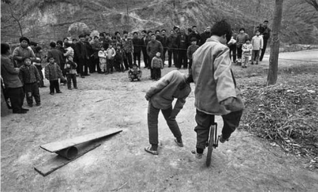 1986年于德水以寻亲代表团长赴日本，最终拒绝挽留回到养父母身边