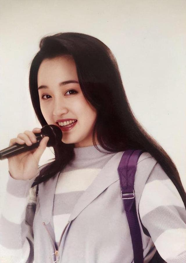 “甜歌皇后”杨钰莹：事业巅峰因与富二代恋情退圈，今53岁仍单身