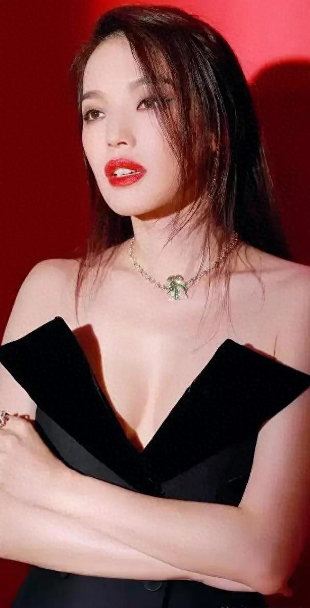 舒淇成名史：19岁全裸写真，20岁一脱成名，性感女神崛起之路