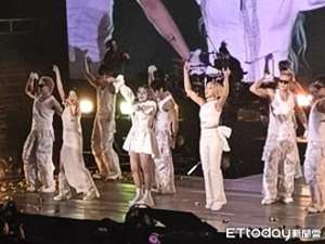 t台走光(直击/朴春胸前险露点⋯ CL见状「紧抓领口」保护她:现在去后台)