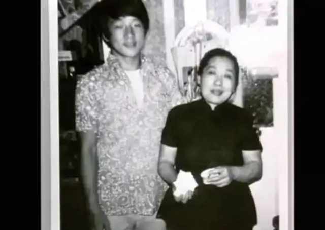 成龙原名陈港生,为何儿子姓房?这其中又有怎样的故事?