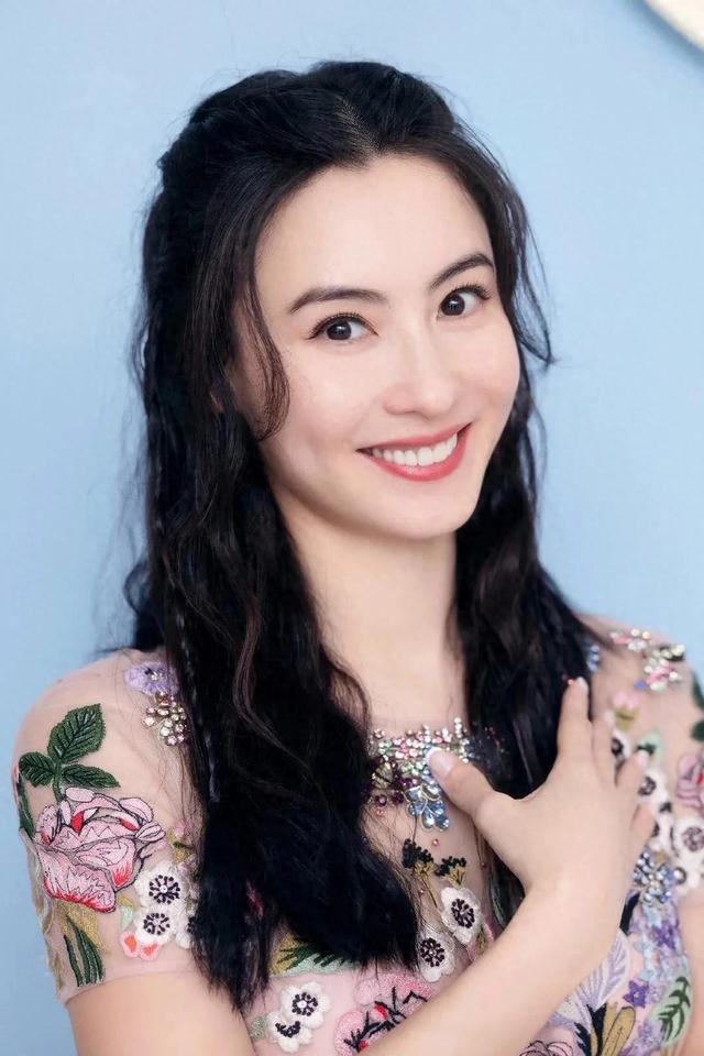 张柏芝白裙美若天仙,小沈阳却突然“下手”,现场究竟发生了啥?